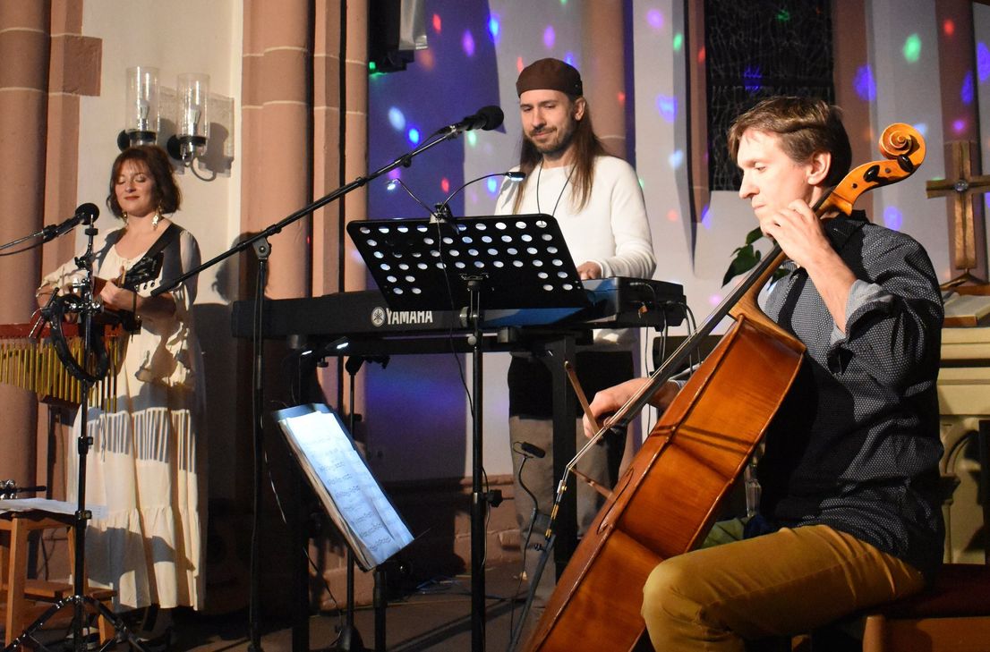 Unter stimmungsvollem Licht begeisterte der Saarburger Pianist und Sänger sein Publikum mit einer Mischung aus kraftvollen Eigenkompositionen und gefühlvollen Coverversionen.