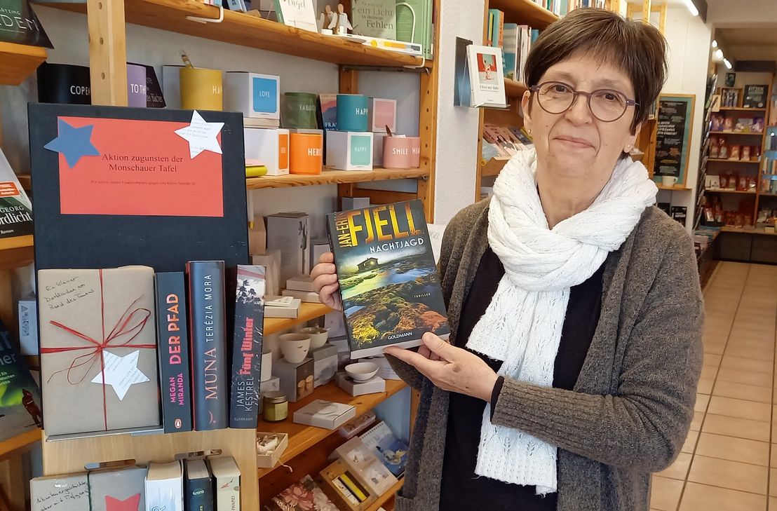 Rose Blatz-Ommer verweist auf die aktuelle Aktion, deren Erlös der Monschauer Tafel zugute kommen wird.