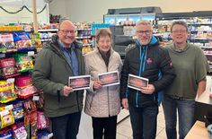 Mit einem Gewinnspiel in der Weihnachtszeit hat Anja Esser (r.), Vorstand des Mützenicher Konsums, die treuen Kunden belohnt, die sich nun über Einkaufsgutscheine freuen dürfen.