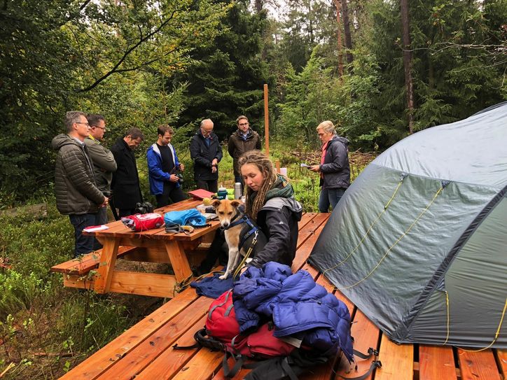 In der Nähe von Dahlem wurde der neue Naurlagerplatz »In die Wildnis« vorgestellt. Dort hatte Lisa Wattenberg mit ihrem Hund Frieda das Zelt aufgeschlagen. mn-Foto
