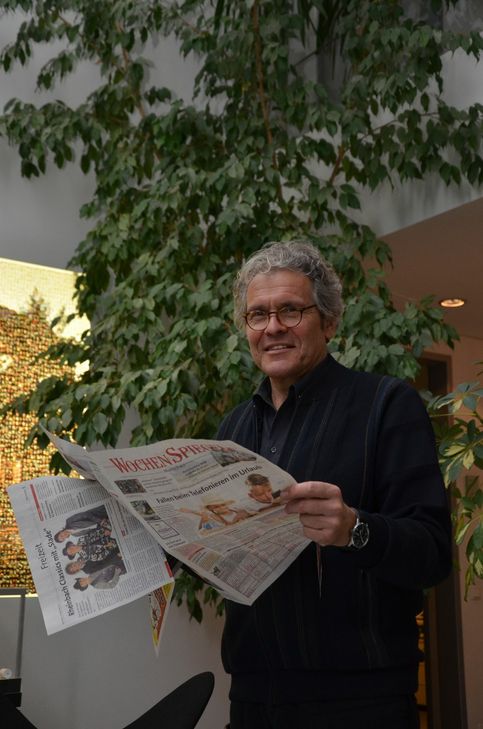 »Kostenlosen Zeitungen gehört die Zukunft - wenn sie gut gemacht sind. Zugleich hat die Redaktion eine große Verantwortung, weil sie mit ihren Informationen jeden Haushalt erreicht. Durch das neue Design liest sich der WochenSpiegel leichter, Zusatzinformatioen werden deutlicher hervorgehoben. Die redaktionellen Inhalte wirken transparenter, offenern , klarer und sind damit das perfekte Umfeld für die Inserenten!« Lars Harmens, Werbefachmann und Sprachrohr der Gewerbeverein Simmerath Marketing GmbH & Co. KG