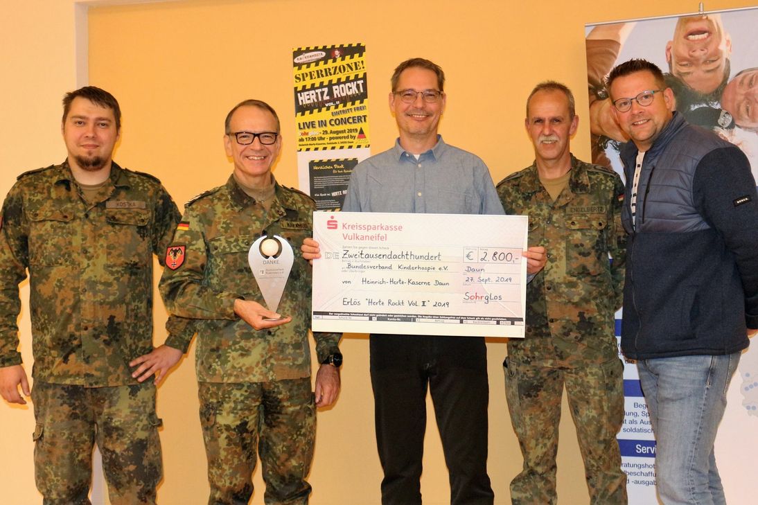 Per Toussaint (m.) freute sich über den Spendenscheck und Oberst i.G. Uwe Malkmus (2.v.l.) nahm den Engel des Bundesverbands Kinderhospiz entgegen. Foto: privat