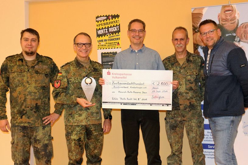 Per Toussaint (m.) freute sich über den Spendenscheck und Oberst i.G. Uwe Malkmus (2.v.l.) nahm den Engel des Bundesverbands Kinderhospiz entgegen. Foto: privat