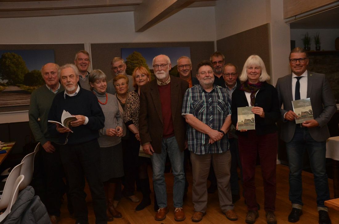 Die Macher des Geschichtsvereins Monschauer Land und Weiss-Verlagsleiter Alexander Lenders präsentieren im Hotel Kragemann in Simmerath das neue Jahrbuch 2018. Foto: T. Förster
