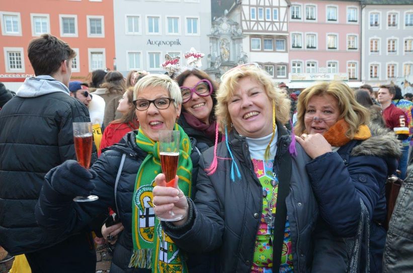 V.l.: Festspielleiter Urs Spörri, Bürgermeister Dr. Andreas Nikolay und Pro-Winzler Wolfgang Stemann mit dem Filmpreis "Edgar".