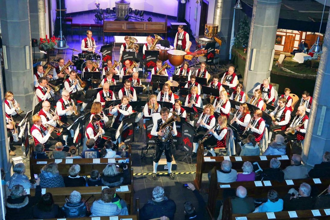 Manfred Reinartz bei seinem letzten Konzert als Dirigent der Musikvereinigung Roet-gen: Auf dem Tenorhorn bleibt er seinen Blasmusikern aber treu.Fotos: Verein