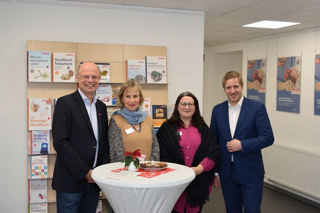 Beratungsstellenleiterin Monika Schiffer (2.v.re.) freut sich gemeinsam mit Wolfgang Schuldzinski (li., Vorstand Verbraucherzentrale NRW), Regionalleiterin Beate Fackeldey  (2.v.li.) und Landrat Markus Ramers (re.) über die neuen Räumlichkeiten.