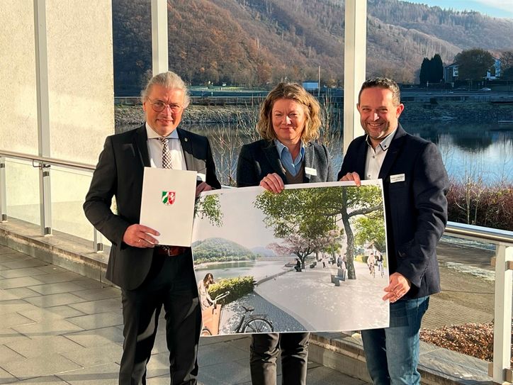 Bei strahlendem Sonnenschein und in klirrender Kälte wurde es Bürgermeister Bernd Goffart und Ortsvorsteher Sander Lutterbach warm ums Herz: Susanne Pauk, leitende Dezernentin bei der Bezirksregierung Köln vom Ministerium für Heimat, Kommunales, Bau und Gleichstellung in NRW, überbrachte einen Förderbescheid in Höhe von 4,9 Millionen Euro zur »Weiterentwicklung der touristischen Infrastruktur« in Rurberg.