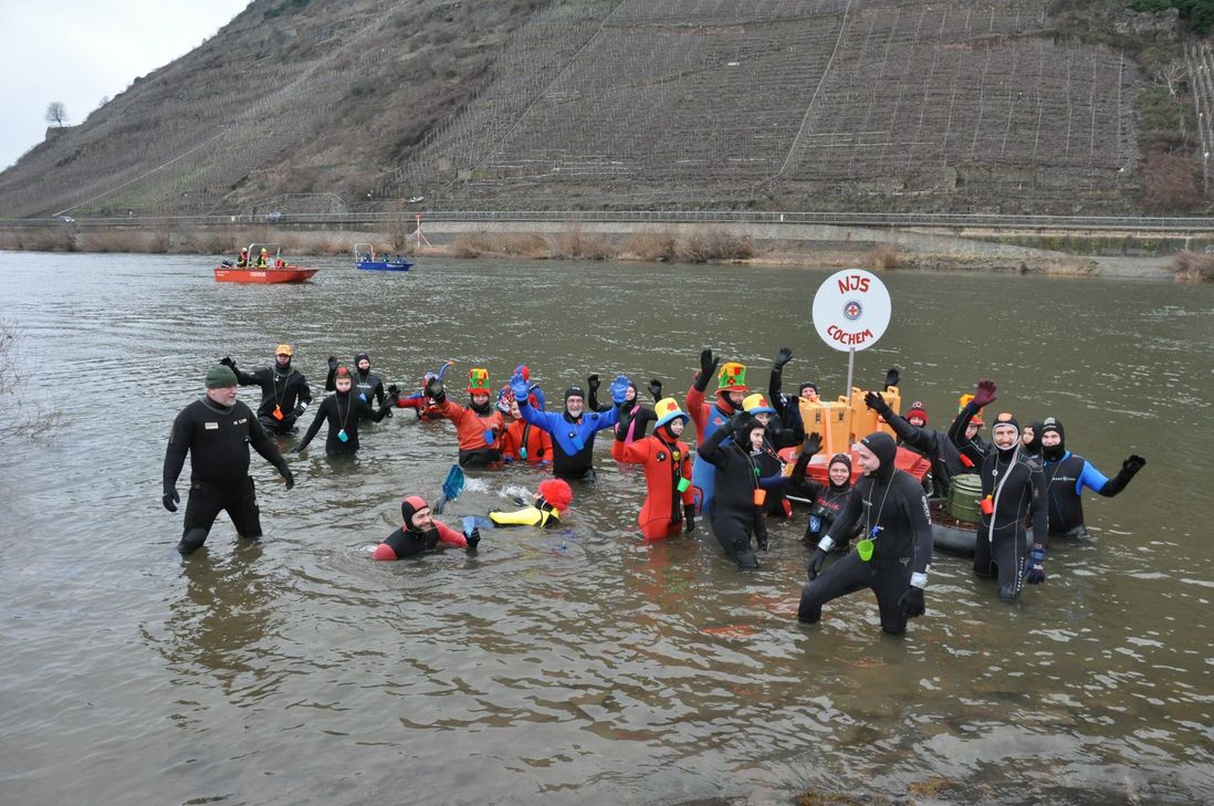 Unerschrocken und kälteresistent: Die Neujahrsschwimmer, die am Samstagmittag in Ernst in die Mosel steigen, sind beides.