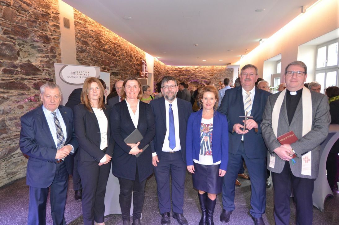 Von links: Landrat Schnur, Architektin Faßbender, Pfarrerin Dr. Wiedekind , VG-Bürgermeister Lambertz, Staatsekretärin Raab, Bürgermeister Schmitz und Pfarrer Arndt.