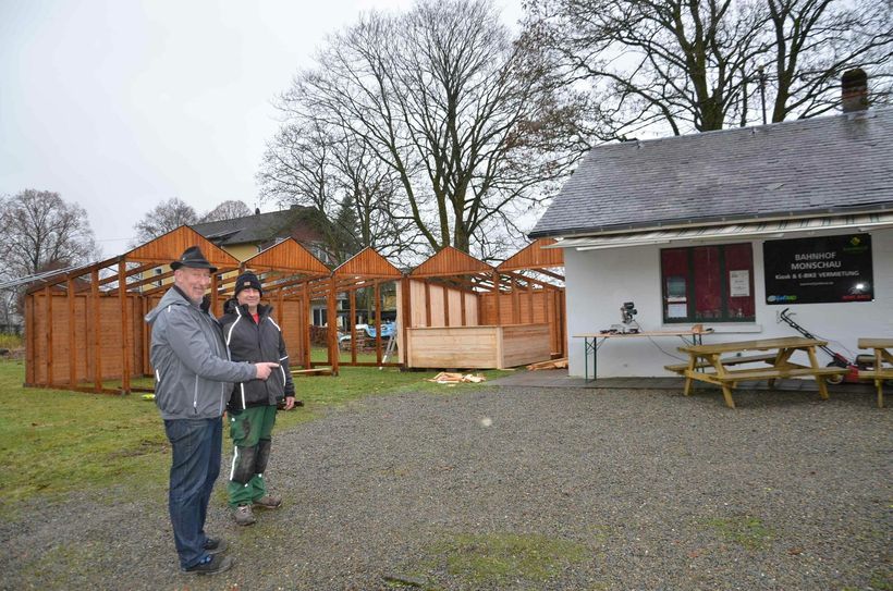 Uwe Kolke und Markus Faßbender werkeln eifrig am Budenzauber auf dem Monschauer Bahnhof. Sie freuen sich auf etwas weihnachtliches Flair, setzen aber auch auf die Vernunft der Besucher. Foto: T. Förster