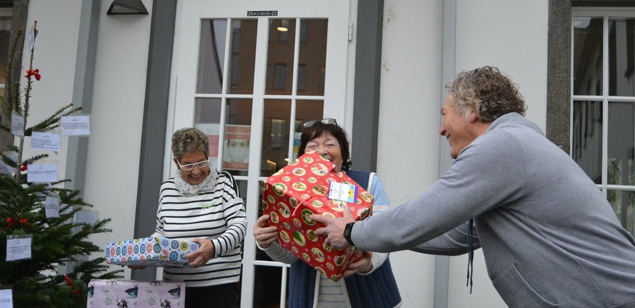 Wie in Ahrweiler und Andernach sorgten auch in Mayen die "Wunschbaum-Engel" dafür, (auf dem Foto links) Renate Herres, Marga Köhler und Bernhard Gödert, dass die Geschenke am Heiligen Abend unter den Weihnachtsbäumen lagen.