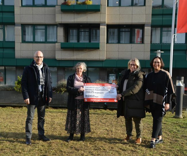 Von links: Oberbürgermeister Dirk Meid mit Felicitas Hermsen, Gaby Guckenbiehl und Petra Schumacher bei der Spendenübergabe.