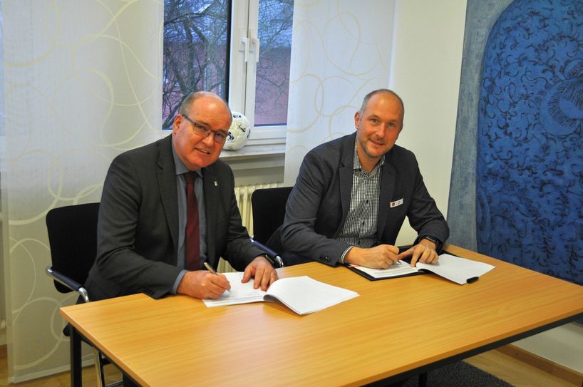 DRK-Kreisgeschäftsführer Rainer Hoffmann (li.) und Landrat Andreas Kruppert bei der Vertragsunterzeichnung. Foto: Kreisverwaltung