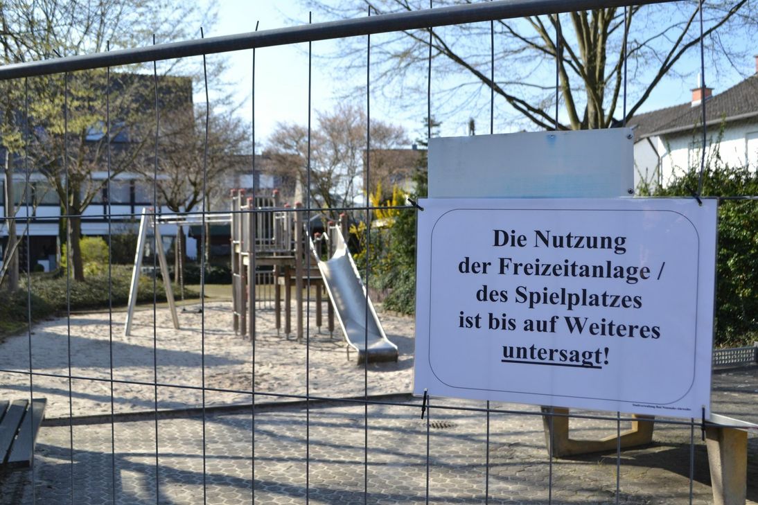 Der Spielplatz an der Hunsrückstraße in Bad Neuenahr wurde von der Stadt mit einem Bauzaun gesperrt. Foto: Mager