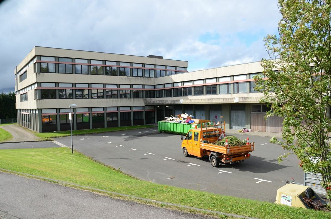 Großreinemachen ist angesagt: Da erst zum 1. Oktober mit der Einrichtung der Hauptschule zur Unterbringung von Flüchtlingen gerechnet worden war, müssen nun einige Arbeiten parallel erfolgen.