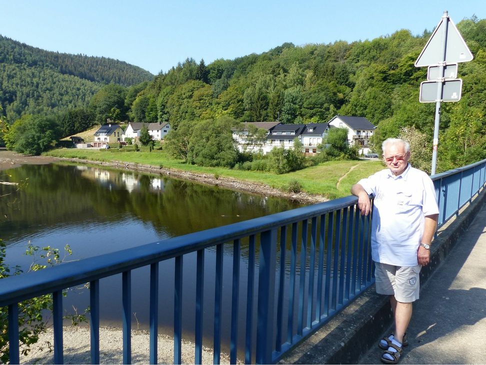 Er wurde in Pleushütte geboren: Siegbert Heup, der heutige Vorsitzende des Eifelvereins Einruhr/Erkensrur, erlebte als junger Bursche die Flutung seines Geburtsortes. Foto: Hoffmann