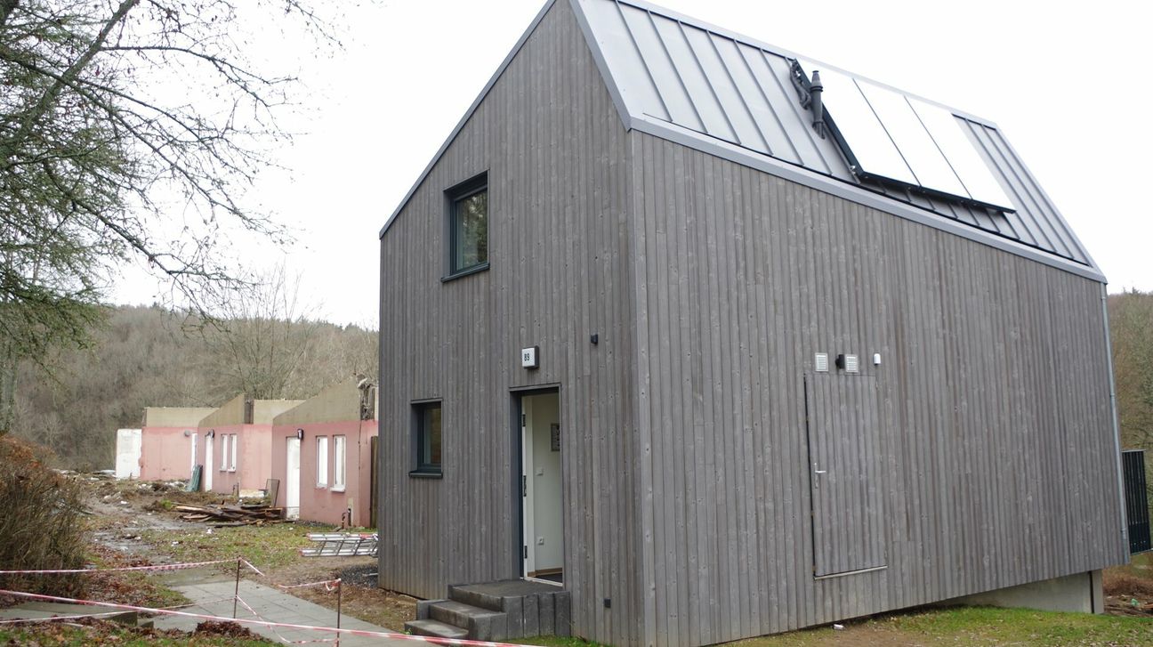 Auf den Grundplatten alter Häuser entstehen die neuen Gebäude in Holzständerbauweise.