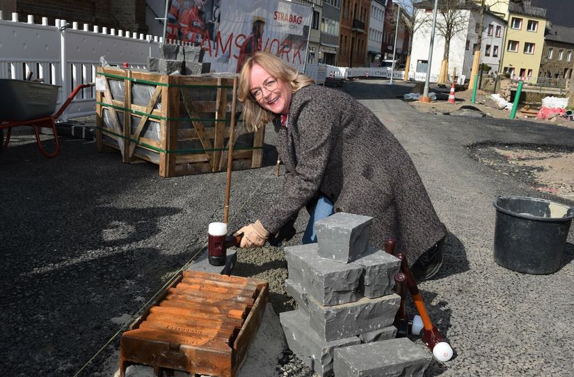 Bad Münstereifels Bürgermeisterin Sabine Preiser-Marian verlegte symbolisch den ersten Pflasterstein in der Werther Straße.  Foto: Scholl