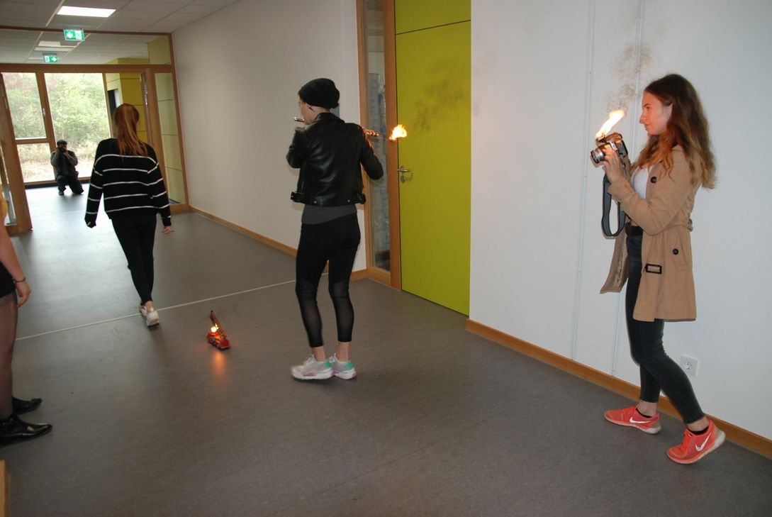 Schülerinnen der IGS lernen in ihrem Workshop den spielerischen Umgang mit Feuer. Foto: Hansen
