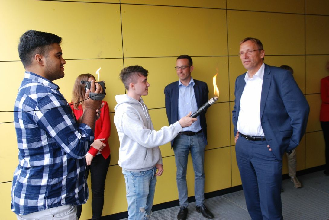 Das brennende Kamerateam befragt Norbert Käthler, Geschäftsführer der Trier Tourismus GmbH,  für was er brennt. Foto: Hansen
