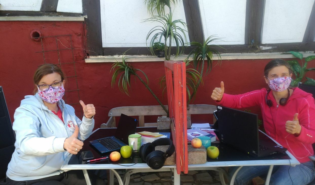 Manuela Föhr (l.) und Tatjana Jenke bleiben mit den Schulsanitätern auch in Corona-Zeiten in Verbindung.