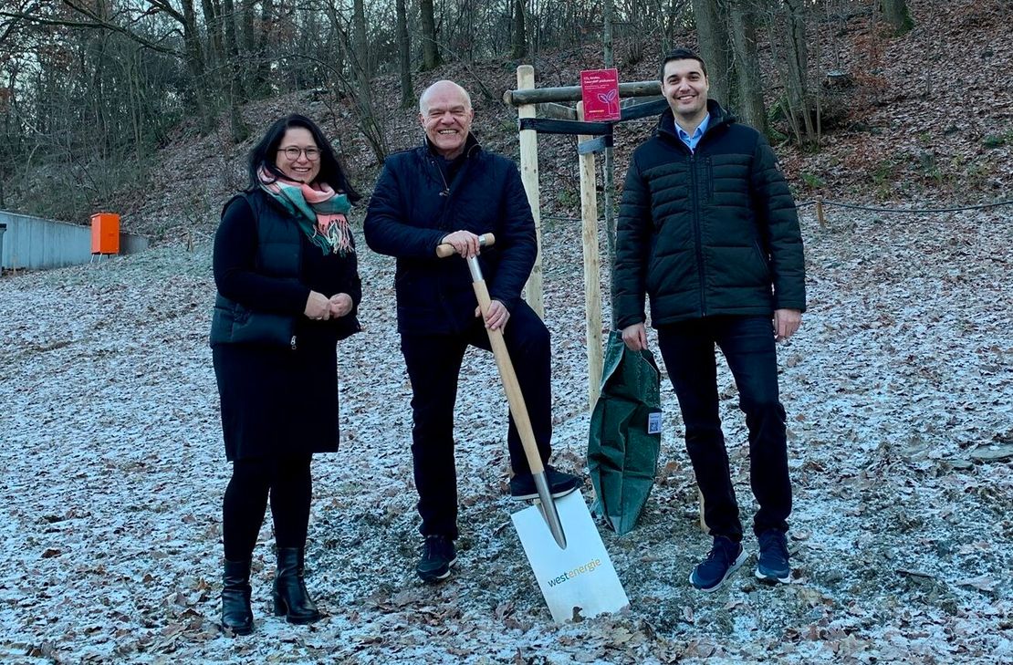 Agnes Chudy-Endres, Ortsbürgermeisterin Gemünden, Harald Rosenbaum, Bürgermeister der Verbandsgemeinde Kirchberg, und Florian Schmidt, Regionalmanager bei Westenergie, beim symbolischen Spatenstich zur Baumpflanzaktion am Freibad in Gemünden.