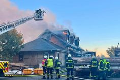 Das Wohnhaus und die integrierte Schreinerei wurden bei dem Brand am Sonntagnachmittag komplett zerstört.