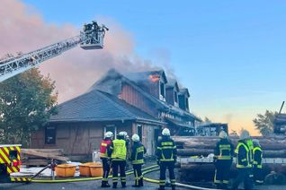 Das Wohnhaus und die integrierte Schreinerei wurden bei dem Brand am Sonntagnachmittag komplett zerstört.