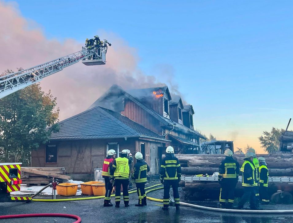 Das Wohnhaus und die integrierte Schreinerei wurden bei dem Brand am Sonntagnachmittag komplett zerstört.