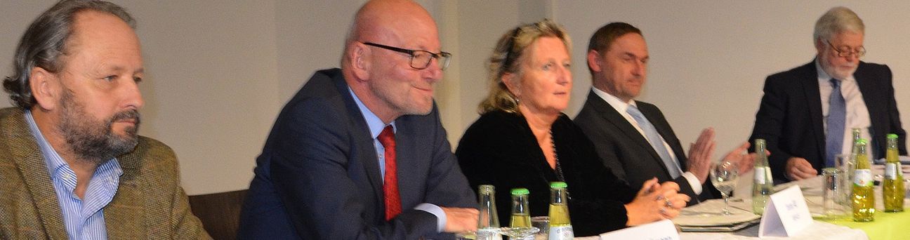 Informierten über die Erweiterung der Aufnahmeinrichtung für Asylbegehrenden (AfA): (v.l.) Eurens Ortsvorsteher Alwin Schmitz, Polizeipräsident Lothar Schömann, Integrationsministerin Irene Alt, Thomas Pütz (ADD) und Caritasdirektor Dr. Bernd Kettern. Foto: Fin