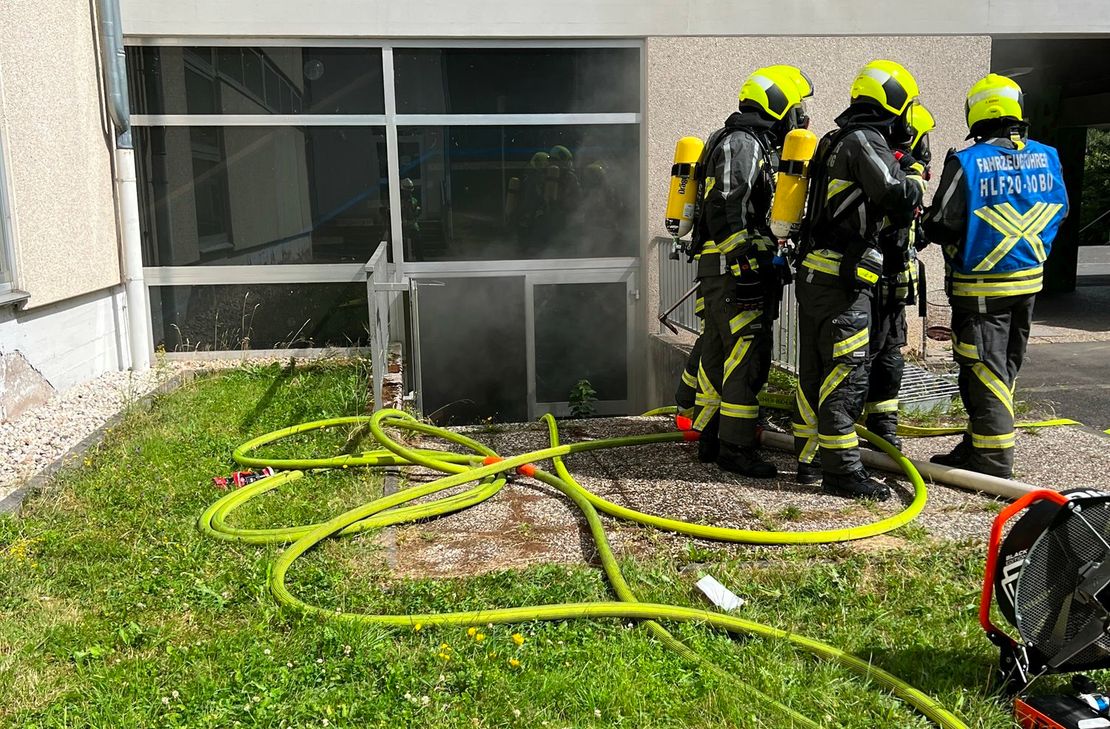 Die Feuerwehr ist mit starken Kräften vor Ort.