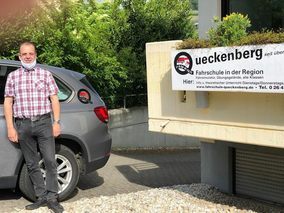 Darf wieder unterrichten: Fahrlehrer Reinhard Queckenberg. Von der Regierung hätte er sich in der Hochphase der Krise eine "differenziertere Regelung" gewünscht. Foto: Jochemich