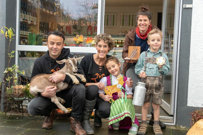 Für ihre »Ziegenbällchen Mediterran« haben David und Vanessa Rauch (v.l.) die »Silberne Käseharfe« gewonnen. Katharina Heigl vom VHM überreichte den Preis der Familie. Foto: Wintgen