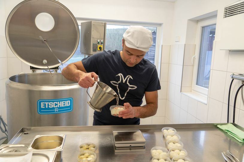 David Rauch bei der Herstellung seiner prämierten Ziegenkäsebällchen Mediterran. Foto: Wintgen