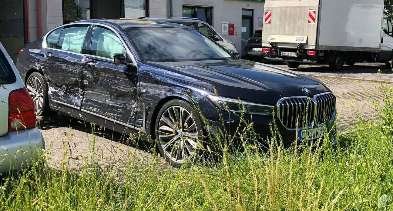 In diesem Dienstwagen der Kreisverwaltung saß Schnur, als es zu dem Zusammenstoß am vergangenen Mittwoch kam. An dem BMW 740 (Foto) entstand nach Polizeiangaben ein Schaden von rund 30.000 Euro, der Wagen des Unfallgegners ist Schrott.
