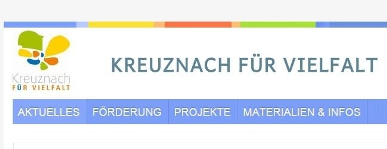 Pater Albert Seul mit einem Teil der Klausener Kommunionkindern (David, Alessia und Kasimir).