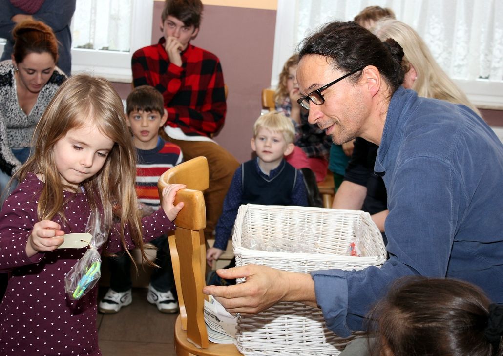 Nach dem gemeinsamen Singen gab’s für alle Kinder Geschenke. Foto: Alice Gempfer/pp/Agentur ProfiPress