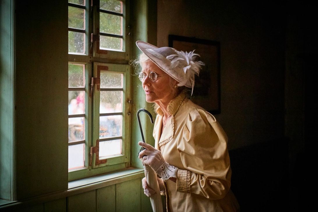 Aus einer anderen Zeit scheinen einige Personen zu sein, im LVR-Freilichtmuseum wandeln. Foto: Hans-Theo Gerhards/LVR