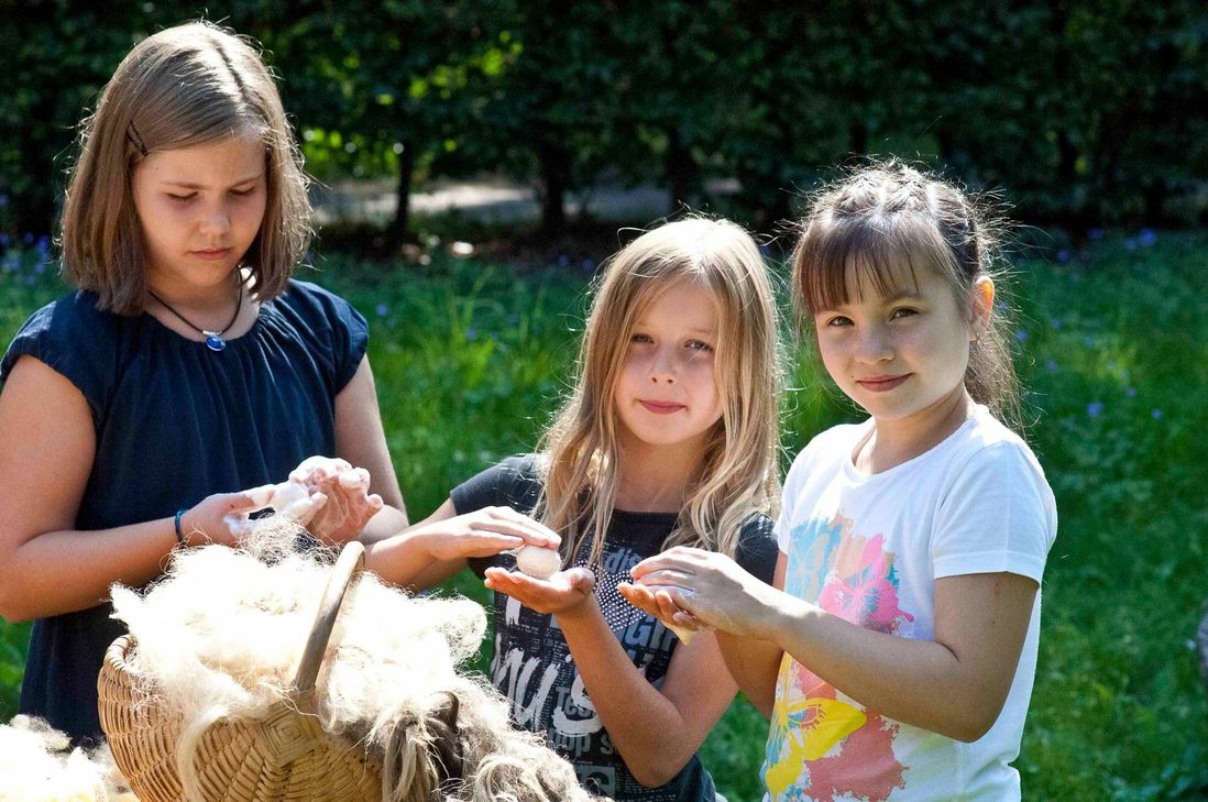 Beim Ferienprogramm können die Kinder zum Beispiel filzen. Foto: LVR