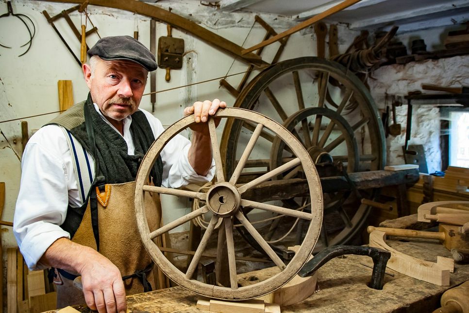 Der Stellmacher zeigt den Besuchern im LVR-Freilichtmuseum, wie Wagenräder in Handarbeit hergestellt werden. Foto: Hans-Theo Gerhards/LVR