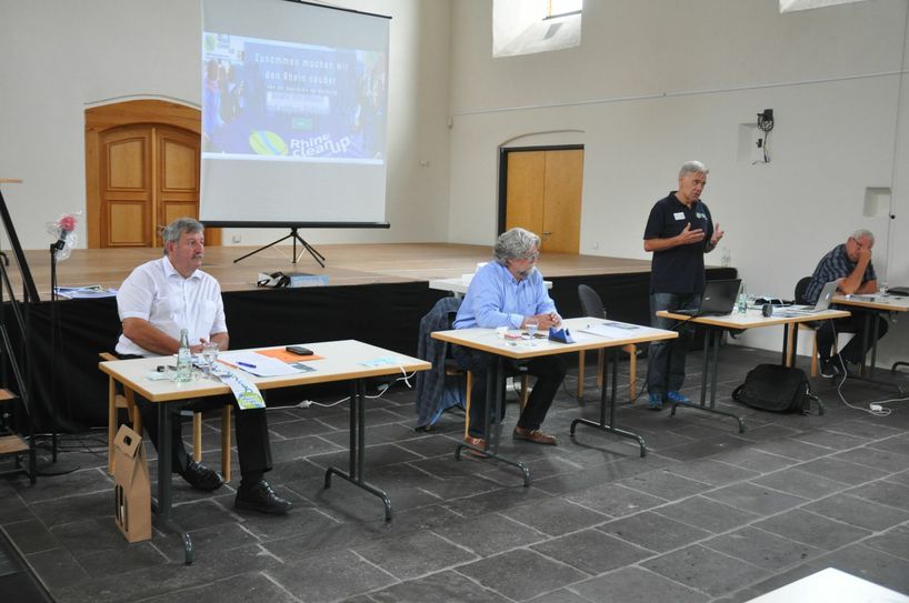 Willi Kohlmann (2. v. r.) stellte die Aktion MoselClean-Up in Cochem vor.