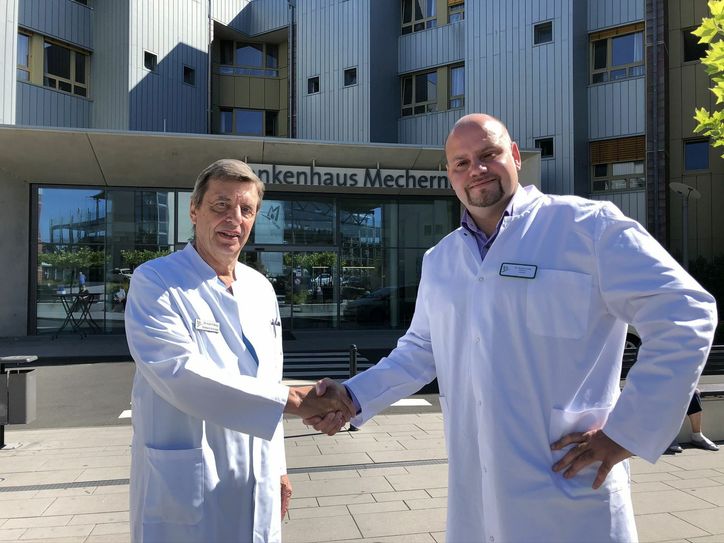 Der scheidende Chefarzt der Urologie, Dr. Vilmos Nagy (li.), und sein Nachfolger Dr. Eugen Lang sind schon seit Jahren ein Team. Schließlich arbeitete der neue Chefarzt bereits seit 2013 als Oberarzt in der Abteilung. mn-Foto