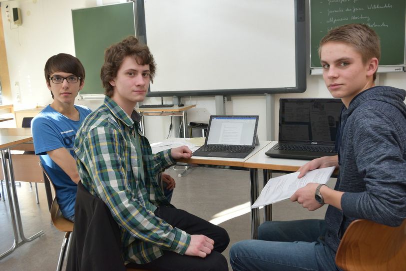 Florian Felderhoff (v.l.), Manuel Groß und Sebastian Klein treffen sich regelmäßig, um ihre Filme zu planen. Die Schule stellt ihnen dafür einen Raum zur Verfügung, in dem sie arbeiten können. Foto: Nolden