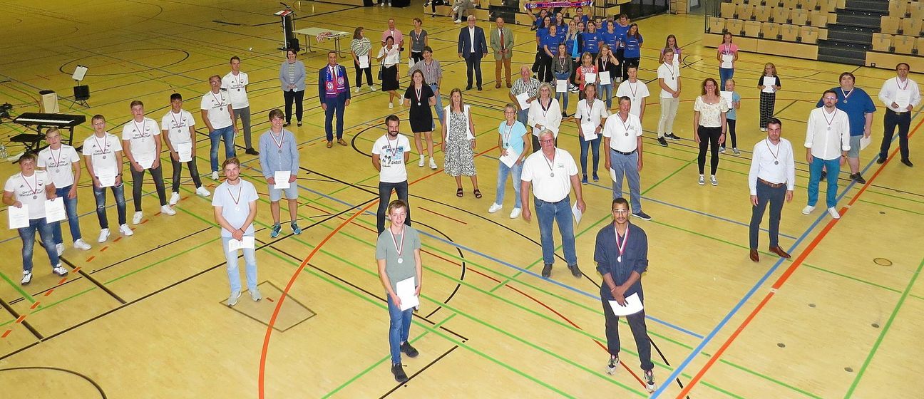 Bildunterschrift: Gruppenfoto mit allen geehrten Sportlerinnen und Sportler. Foto: Werner Pelm