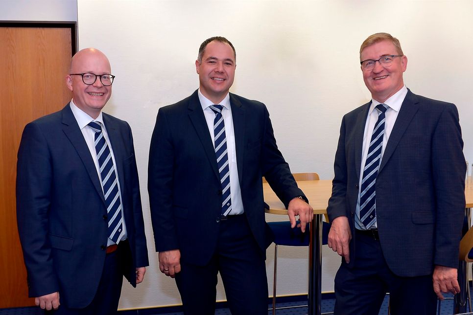 Jochen Hansen (links), Vorsitzender des Aufsichtsrats der Raiffeisenbank Zeller Land, und Vorstand Hans Josef Schumacher (rechts) begrüßen Karl Josef Brunner als neues Vorstandsmitglied.