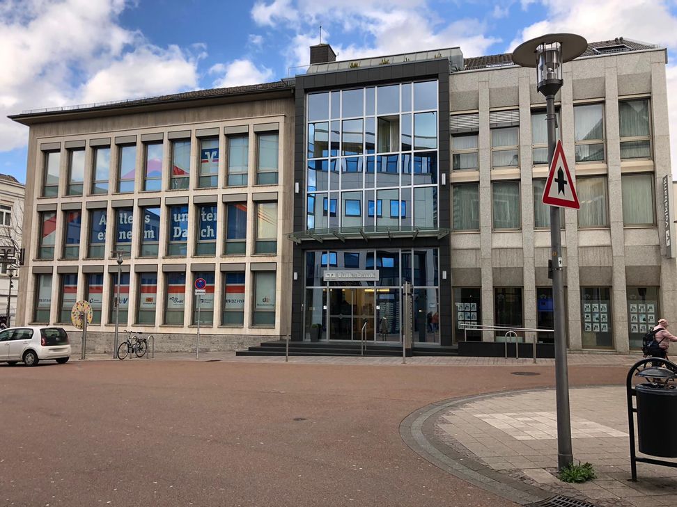Nachdem die Fusion mit der Volksbank Düren abgeschlossen ist, plant die Volksbank Euskirchen, im Bild ist der Hauptsitz in Euskirchen zu sehen, für das kommende jahr die Verschmelzung mit der Raiffeisenbank Fischenich-Kendenich. Foto: Archiv