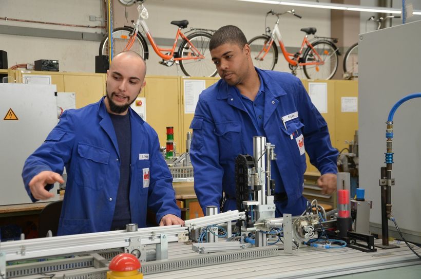 Patrick Ley (r.) ist einer von vielen Studien-Abbrechern in der Region. Bei seiner Ausbildung zum Mechatroniker wird er von Timo Peters praktisch angeleitet, was ihm große Freude macht. Und Aufstiegsmöglichkeiten gibt es bei Unternehmen wie »dalli« aus Stolberg zu Genüge. Foto: T. Förster