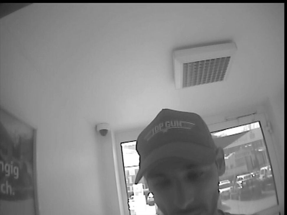 Der mutmaßliche Scheckkartenbetrüger am Geldausgabeautomaten der Sparkasse Mittelmosel in Bernkastel-Kues.