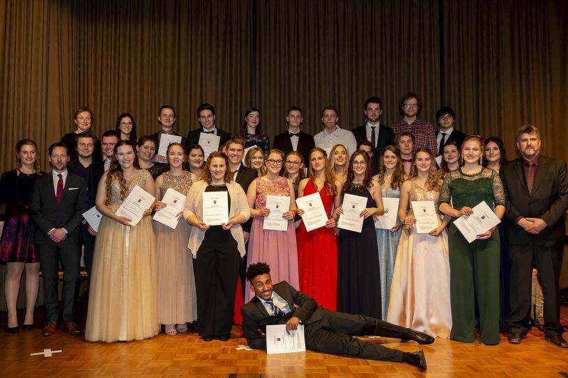 Die Abiturientinnen und Abiturienten der „Stufe II“ der IGS Emmelshausen freuen sich mit ihren Stammkursleitern Sarah Spohr, Moritz Auras und Frank Kadel sowie Frau Kornelia Neumann, der Schulleiterin der IGS Emmelshausen (Foto: Fotostudio Eidens-Holl, Dörth)
